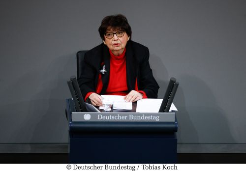 

Gedenkstunde des Deutschen Bundestages zum Tag des Gedenkens an die Opfer des Nationalsozialismus: Dr. Inge Auerbacher (im Bild) hält die Gedenkrede.
Gedenkstunde
Abgebildete Person: Auerbacher, Inge
Ort: Reichstagsgebäude, Plenarsaal, Berlin / Deutschland
Aufgenommen: 27. Januar 2022, 10:31 Uhr
Bildnummer: 5007492
Fotograf/in: Tobias Koch 